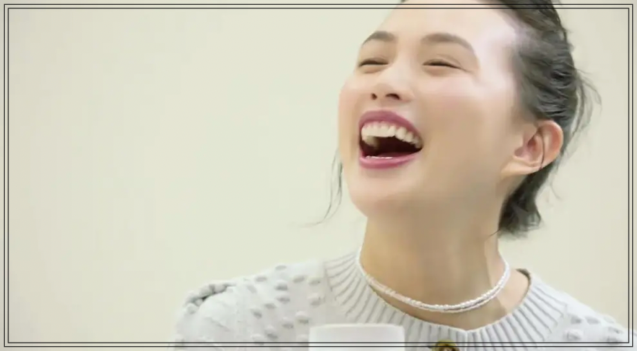 笑顔で笑う臼田あさ美さん