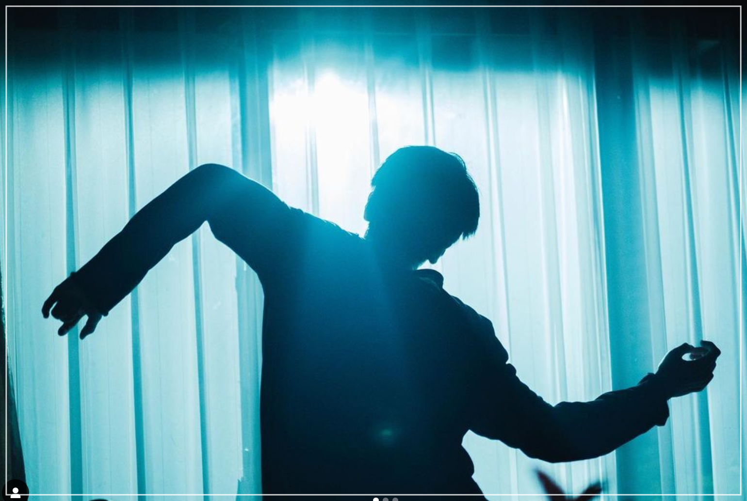 カーテン越しの逆光で踊るNOPPOさんの後ろ姿