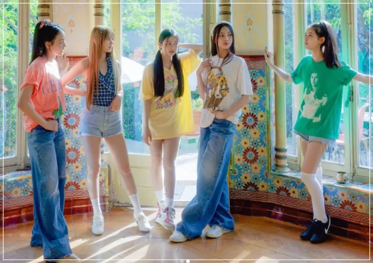 カラフルなTシャツを着るNewJeansのメンバー