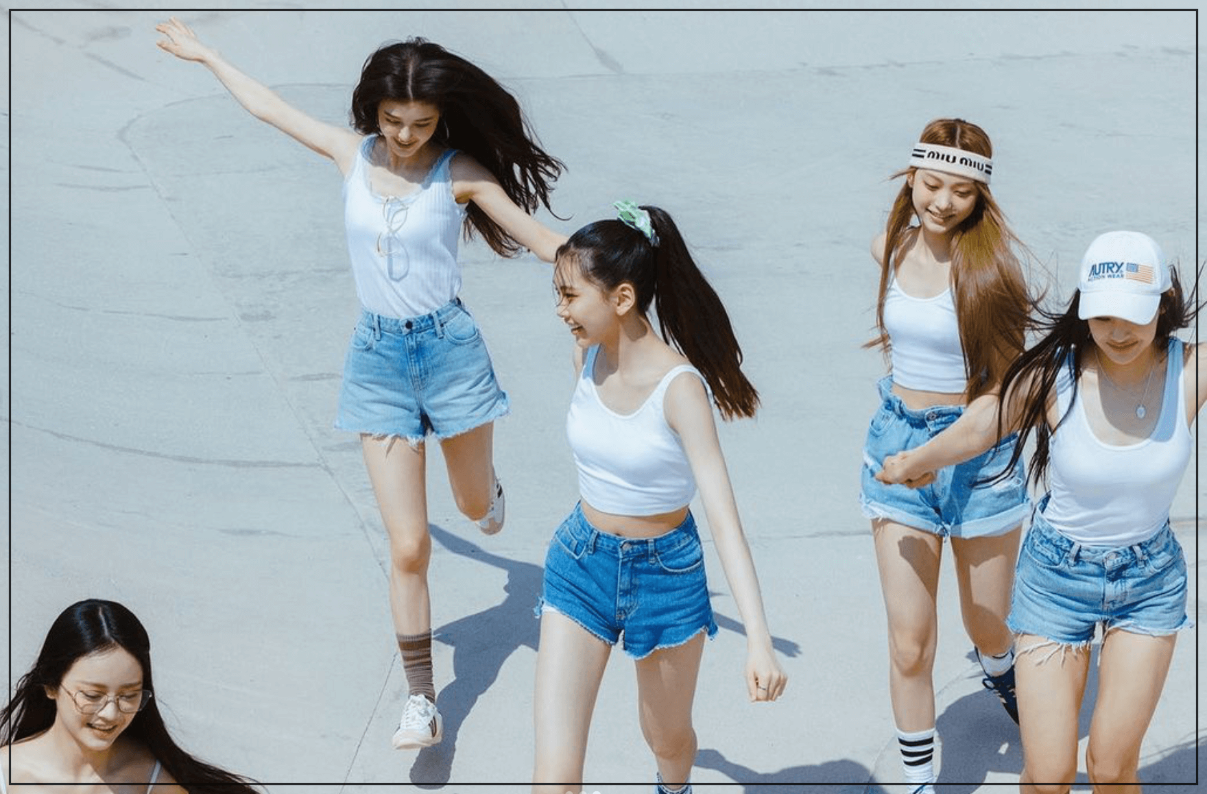 ショートパンツに白いTシャツのNewJeansメンバー