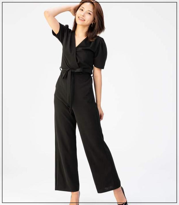 上下黒の服を着た西村美柚さん