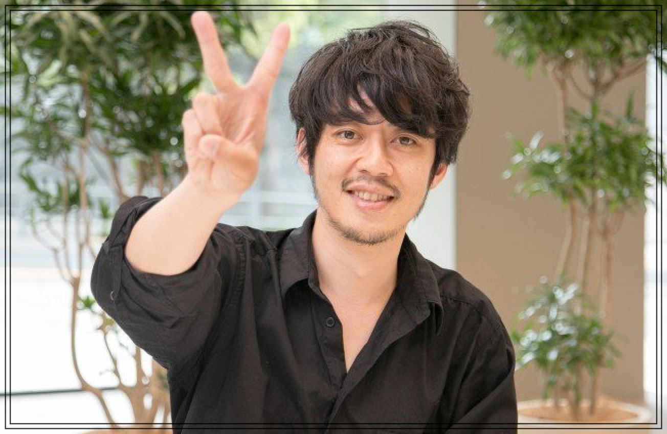 ピースサインする黒いシャツを着た西野亮廣さん