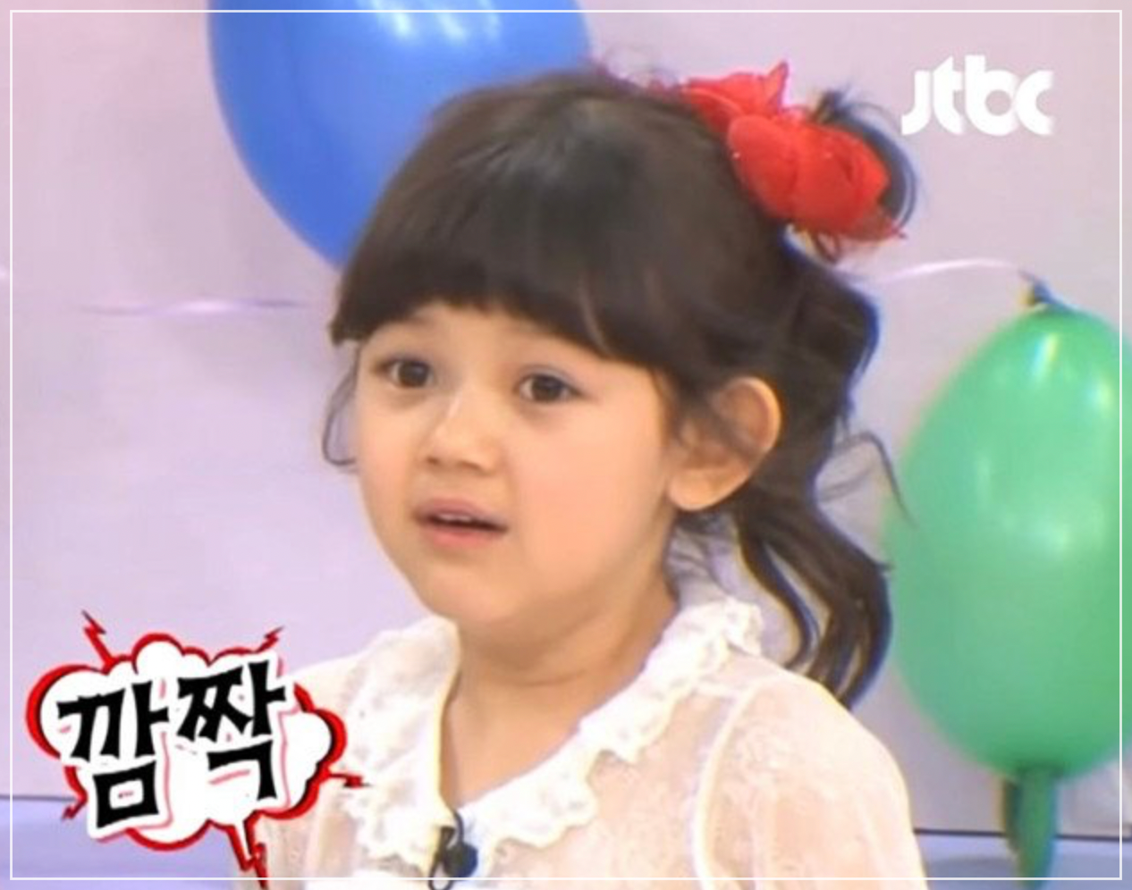 赤いシュシュを付けた幼少期のダニエルさん