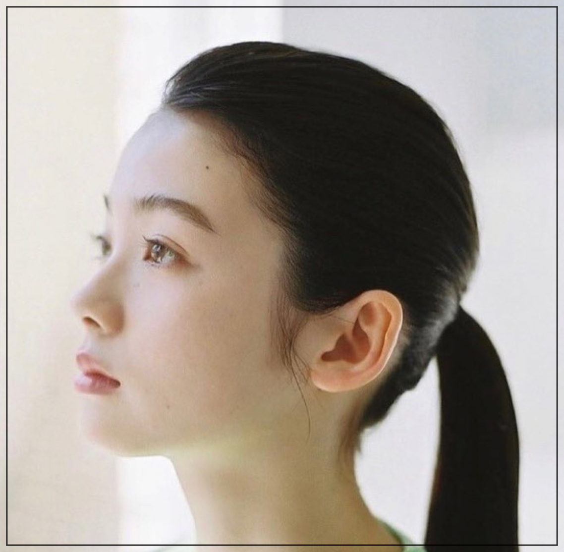 髪の毛後ろ1つ縛りで遠くを見つめる南琴奈さん