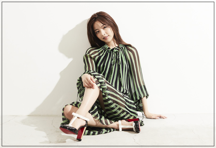 ストライプの服に赤いヒールを履いた西村美柚さん