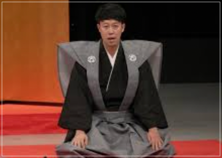 袴を着て正座をする小籔千豊さん