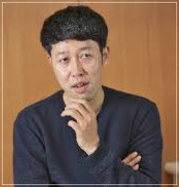 顎に手を当てて考えながら話をする小籔千豊さん