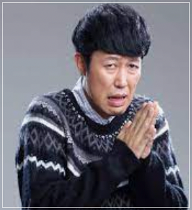 手を合わせて不安そうな顔をする小籔千豊さん
