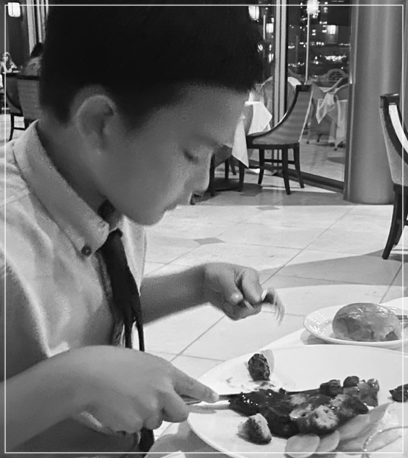 ナイフとフォークを料理を食べる梨花さんの息子さん