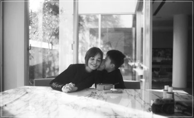 母親である梨花さんに耳打ちをする息子さん