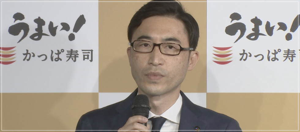 記者会見を開くスーツ姿の田辺公己社長