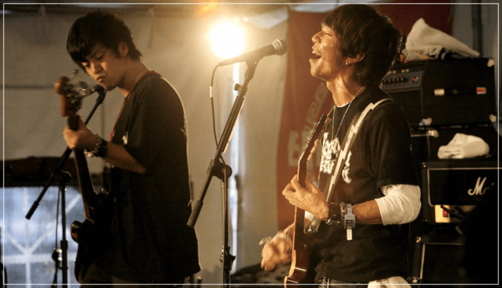 LIVEで歌う細美武士さん