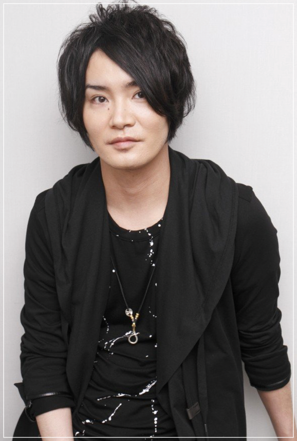 黒い服を着た細谷佳正