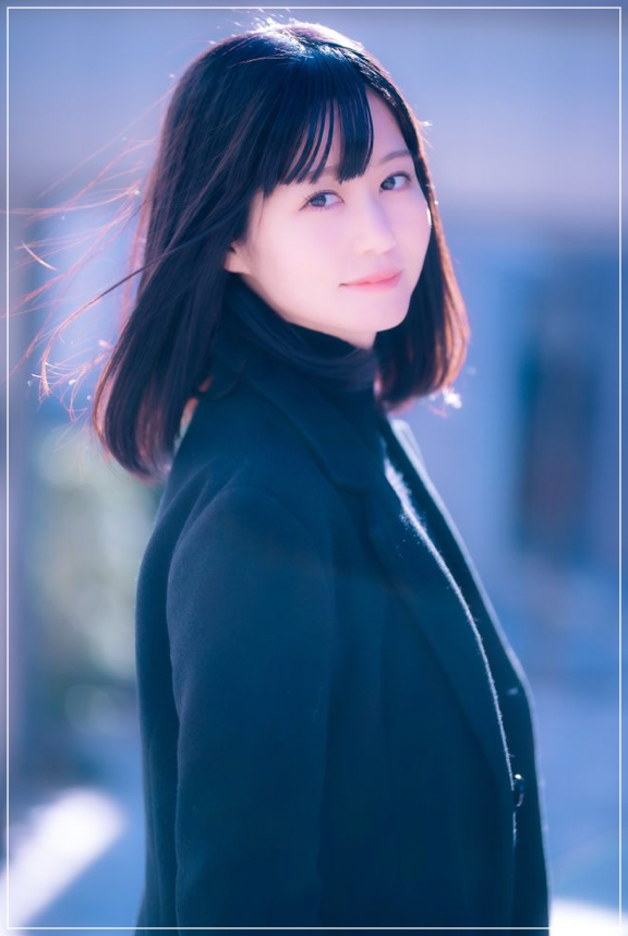 黒いコートを着た吉住絵里加