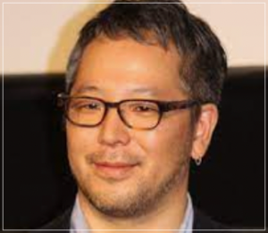 メガネ姿の菊地健雄監督