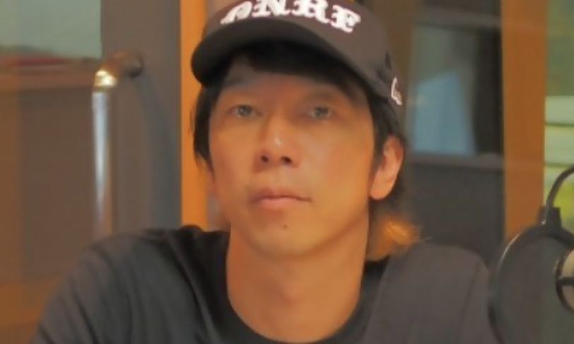 黒い帽子黒いTシャツを着た細美武士さん