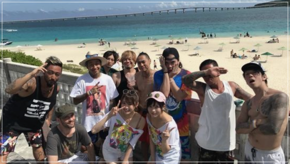 浜辺でミュージシャンと水着姿で写る細美武士