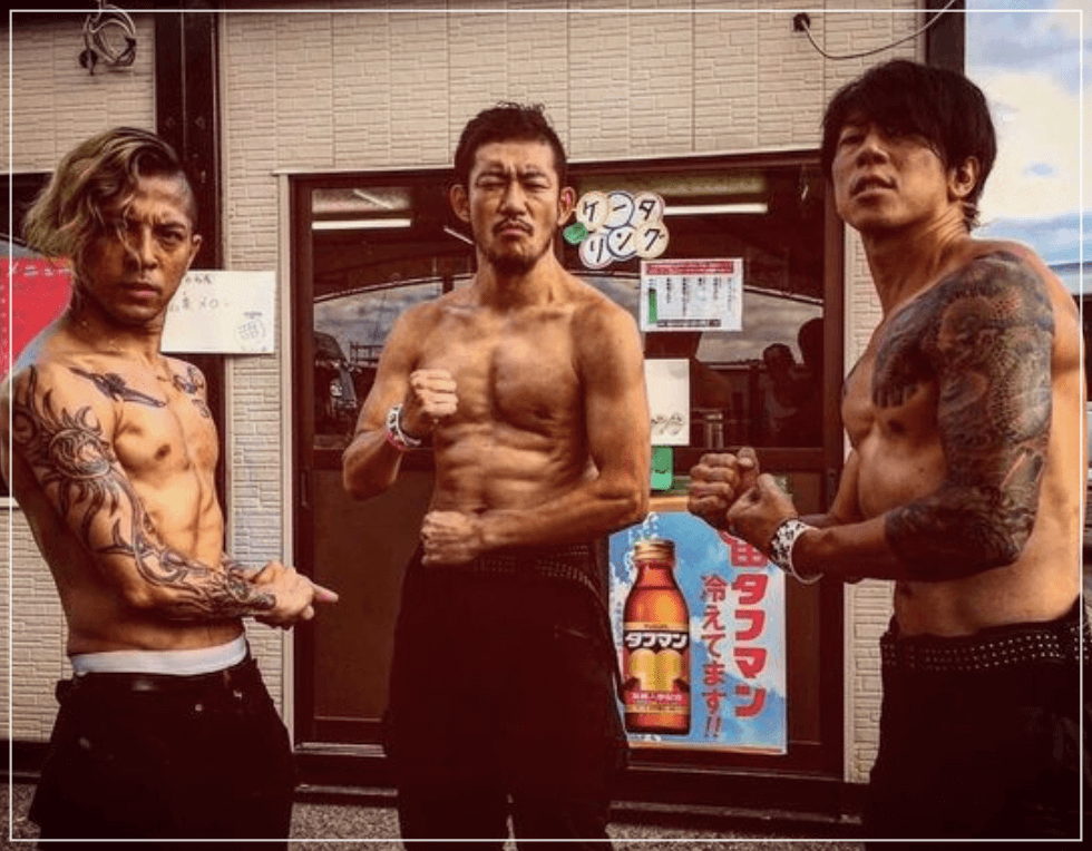 TOSHI LOW、Kjと一緒に写真に写る細美武士