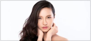 黒髪ロングの女性