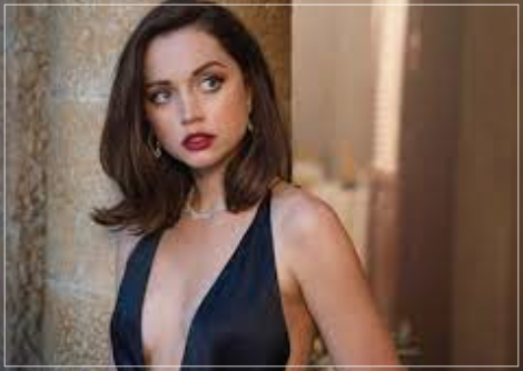 黒いドレスを着て左に目線を移すアナ・デ・アルマス