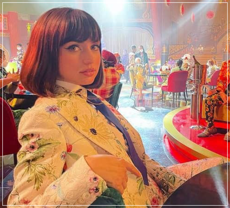 カラフルな服を着たアナ・デ・アルマス