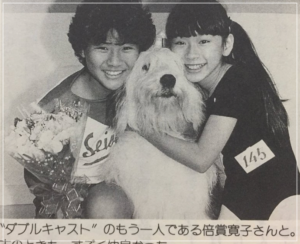 犬をハグする初代アニーのダブルキャスト猪木寛子さんと菅野志桜里さん