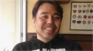 黒いトレーナーを着る笑顔のサイモンケリーさん