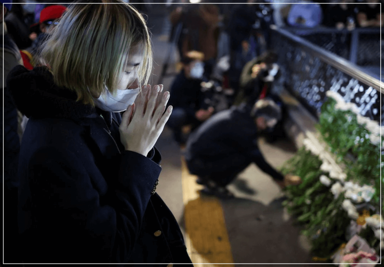 手を合わせて祈る女性