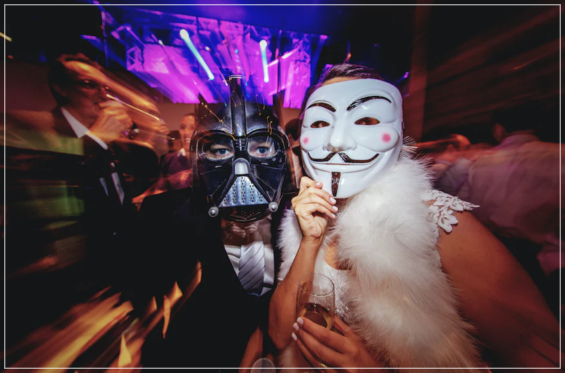 ハロウィーンパーティーでコスプレを楽しむ人達