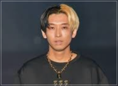 黒いTシャツにネックレスのヒカル