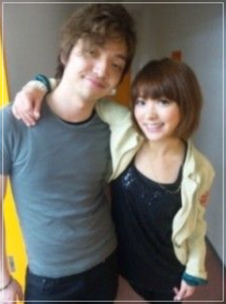 きれいな女性と肩を組む三浦大知