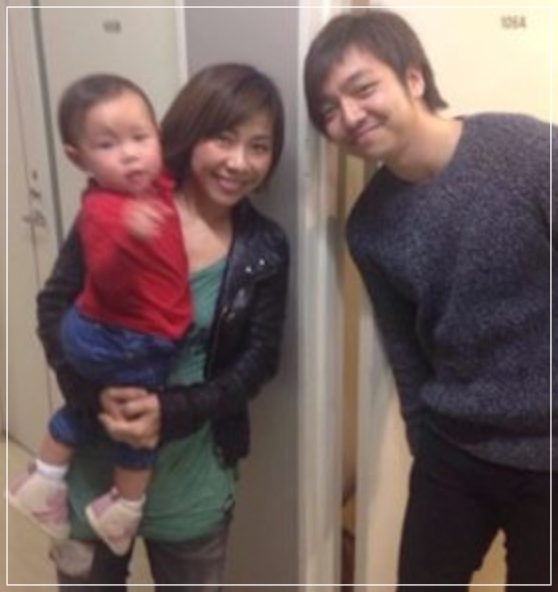 子供を抱える女性と写る三浦大知