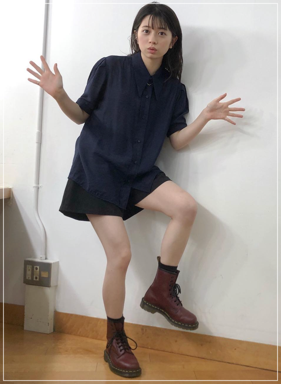 紺色の服を来た桜田ひより