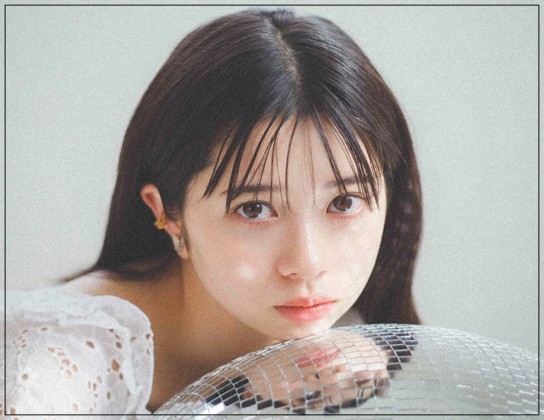 上目遣いの桜田ひより