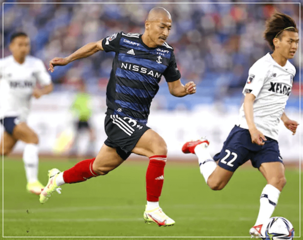 ピッチを駆け上がる前田大然選手