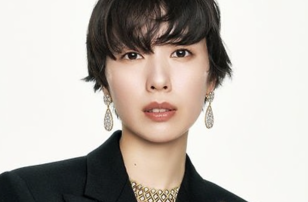 ショートカットに黒い服を着て大人の雰囲気の戸田恵梨香