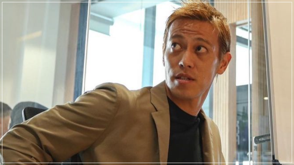 茶色のジャケットを着た本田圭佑