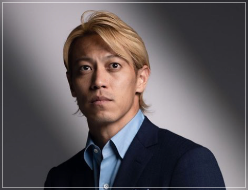 スーツにネクタイの本田圭佑