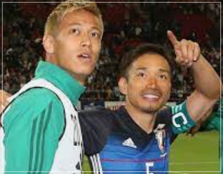 本田圭佑の肩を組む長友佑都