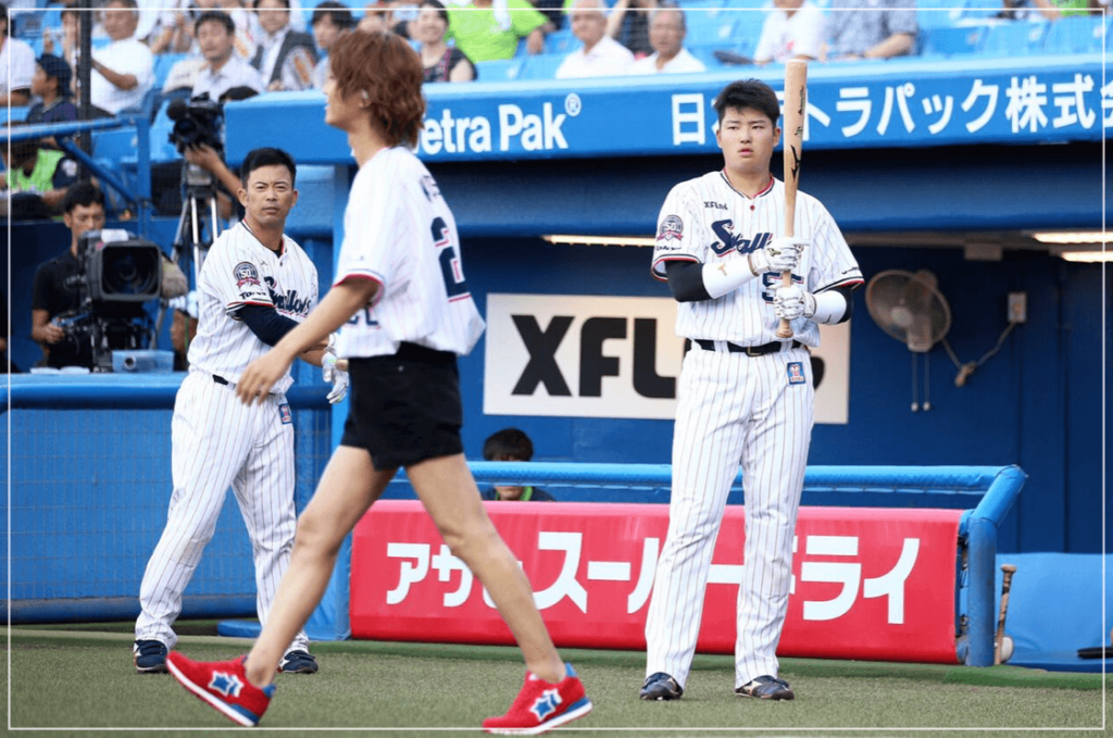 始球式で氷川きよしを見つめる村上宗隆