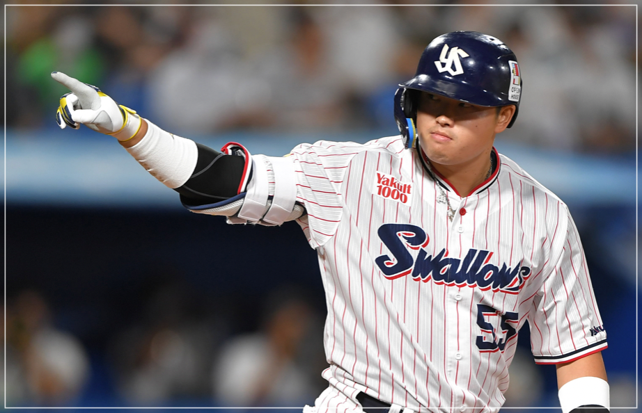 右手の人差指を空に指す村上宗隆選手