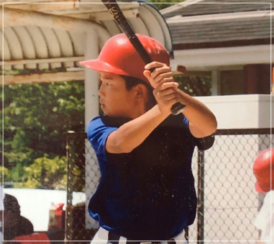 バッターボックスに立つ少年時代の村上宗隆選手