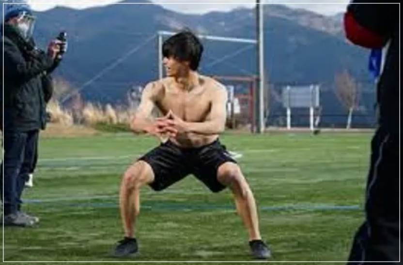 強靭な脚でスクワットをする三笘薫